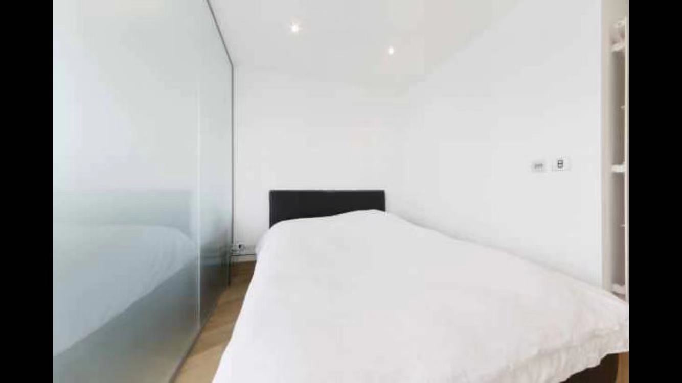 Flat Crossharbour Plaza in Greater London