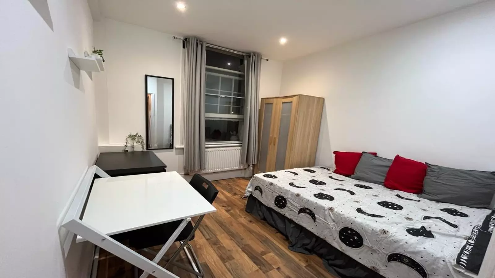 Room Vigilant Close in Greater London