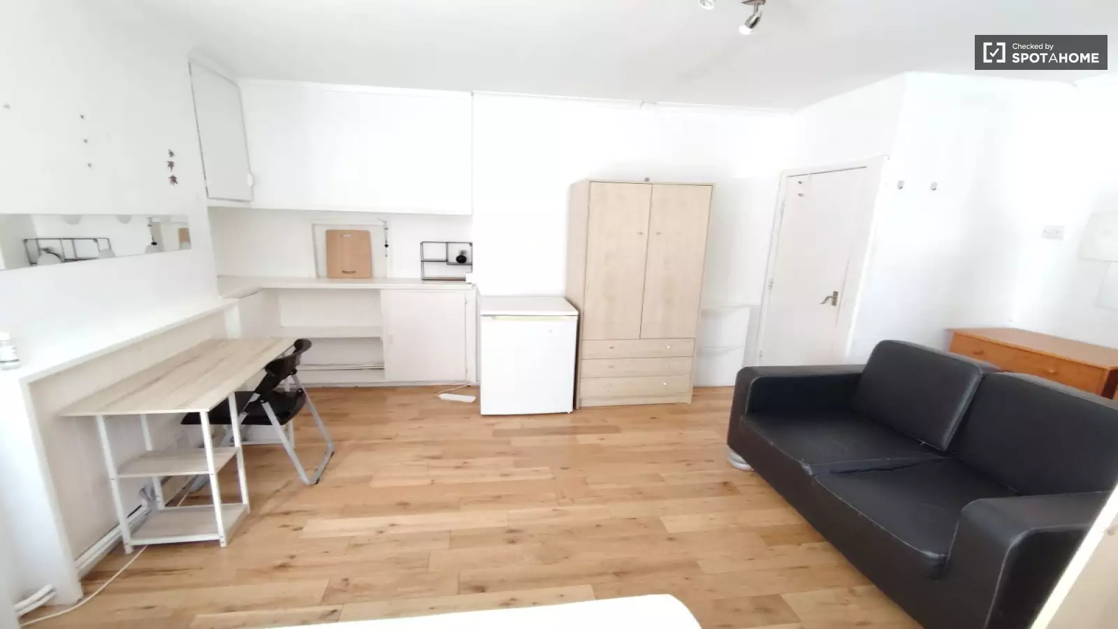 Flat Tildesley Road in Greater London