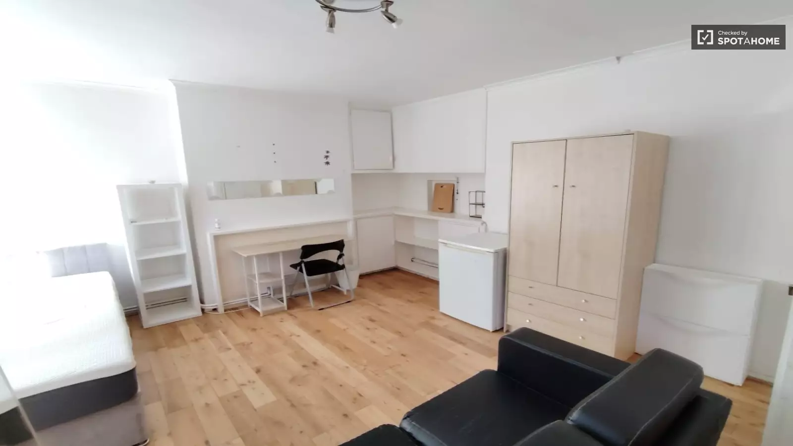 Flat Tildesley Road in Greater London