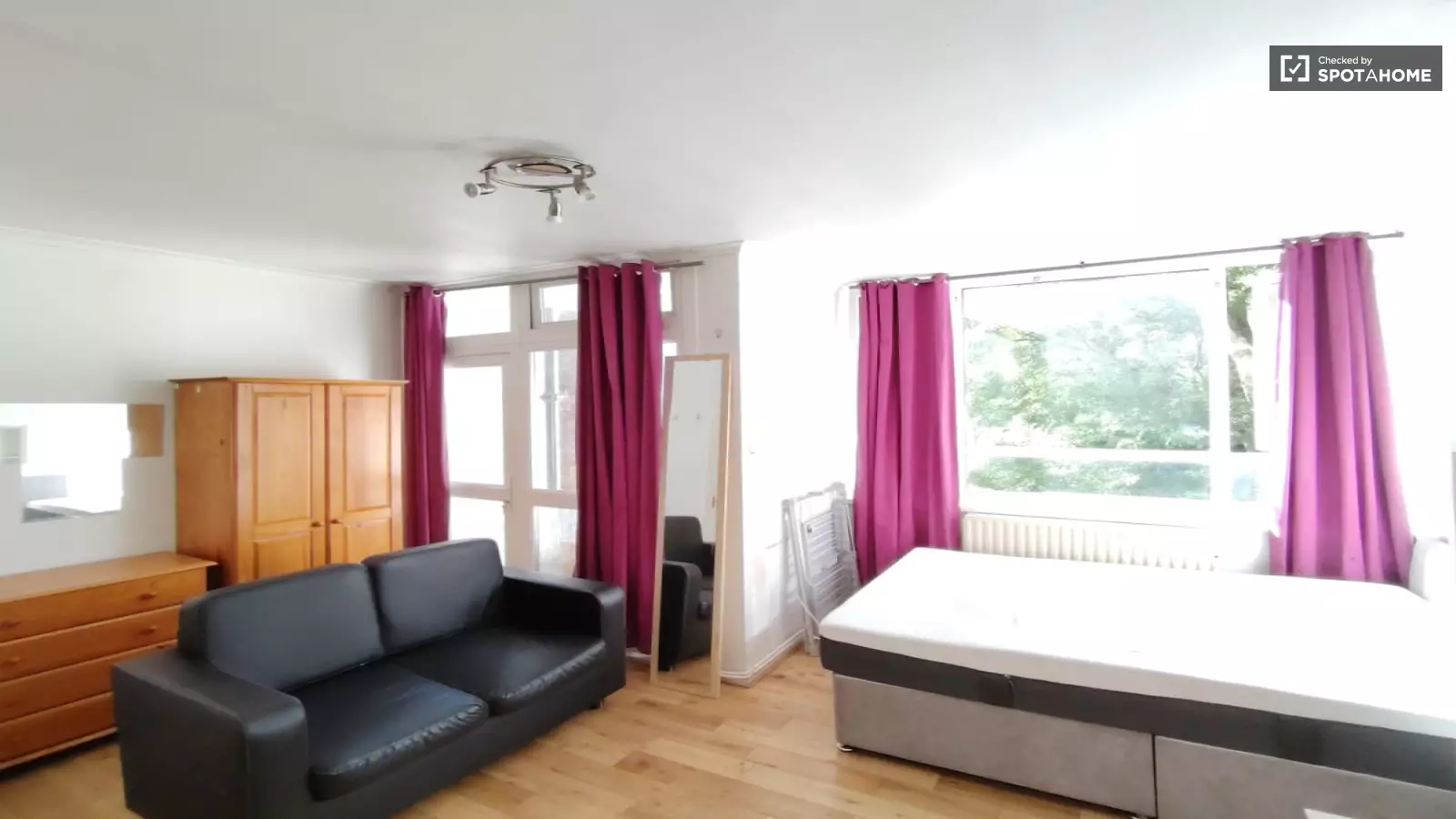 Flat Tildesley Road in Greater London