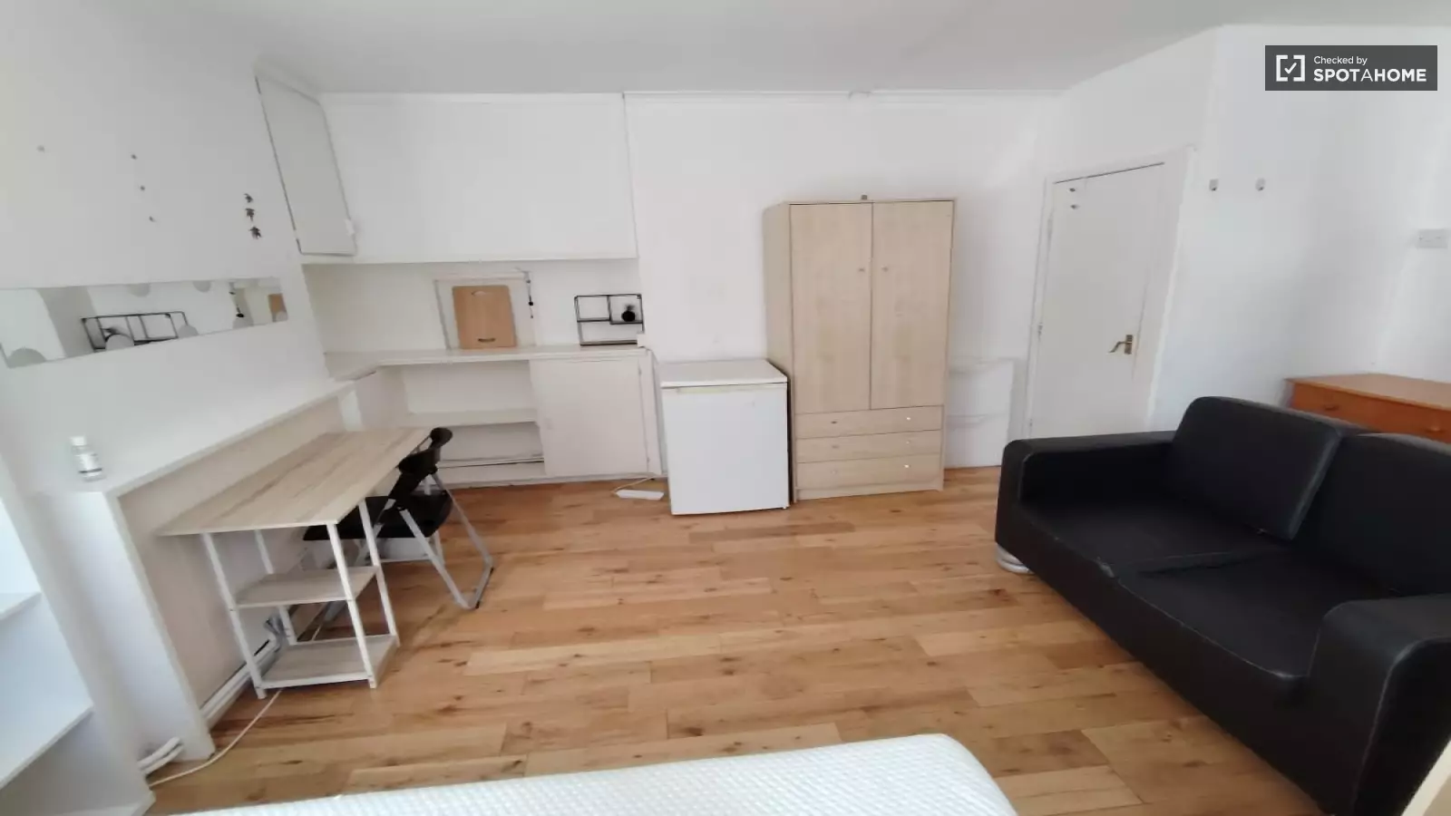 Flat Tildesley Road in Greater London