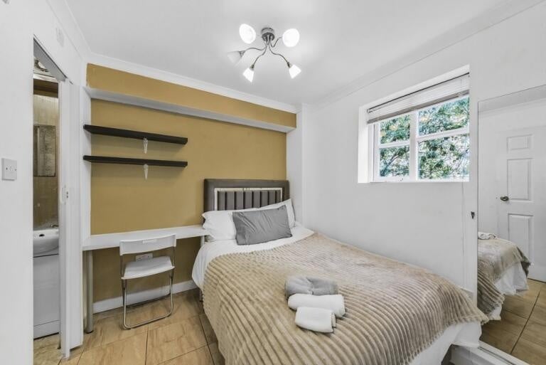 Flat Blaker Road in Greater London