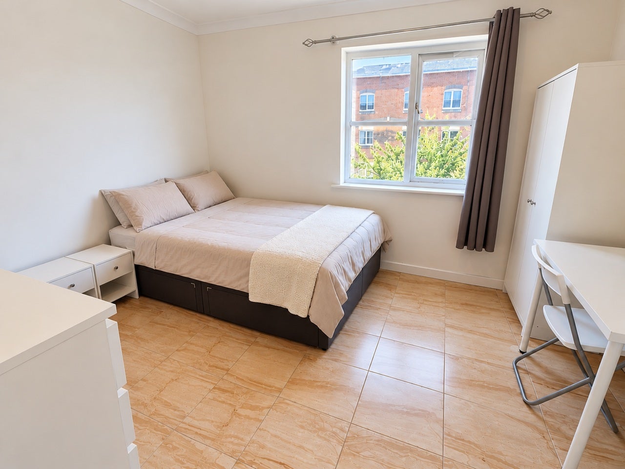 Flat Blaker Road in Greater London