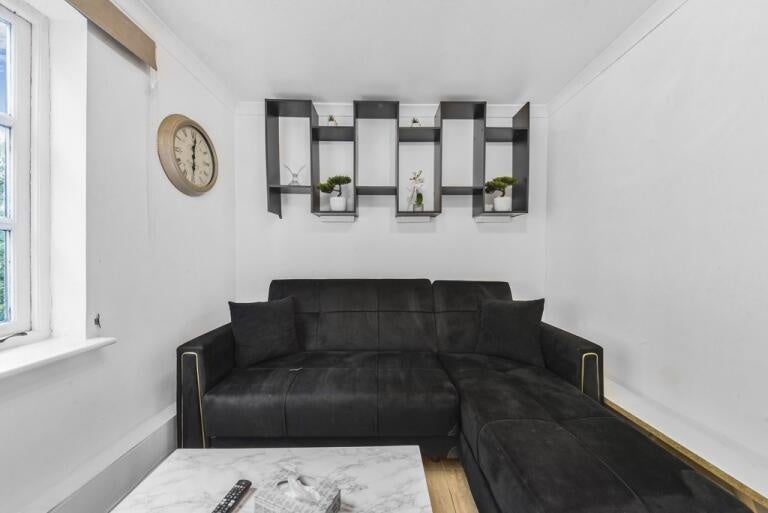 Flat Blaker Road in Greater London