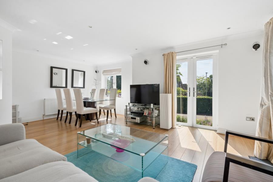 Flat Murray Road in Greater London