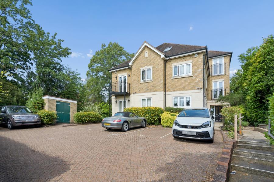 Flat Murray Road in Greater London