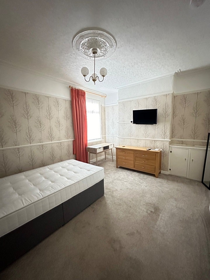 Room Gorton Road in Liverpool