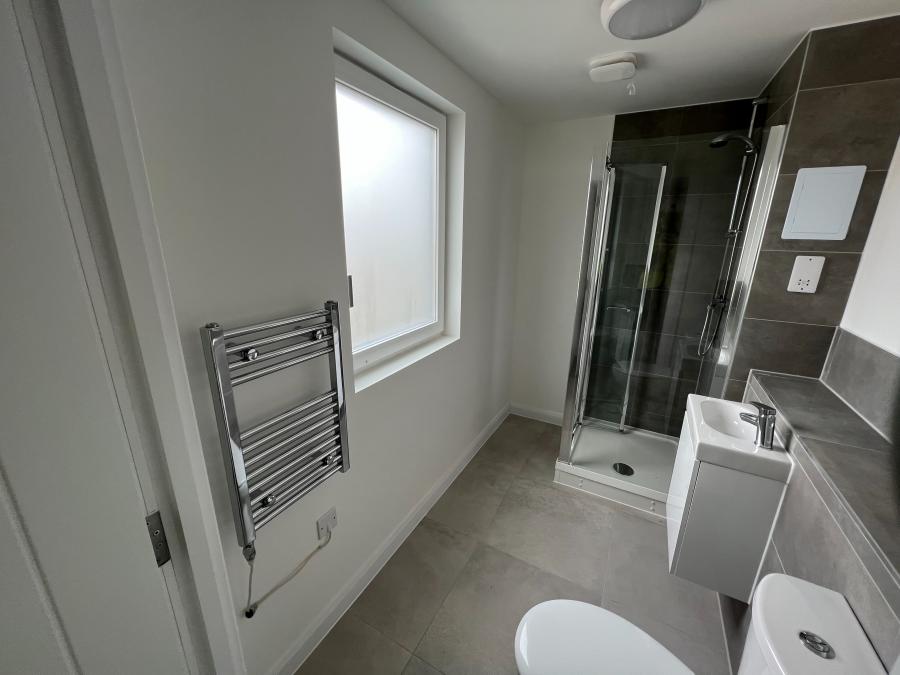 Flat Harvey Road in Ashford