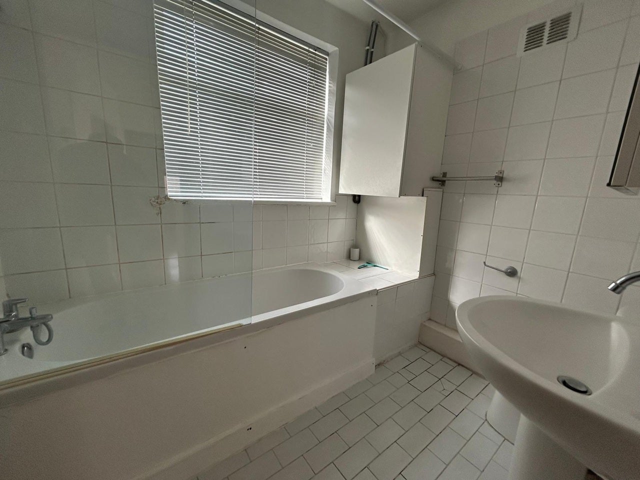 Flat Holders Hill Crescent in Greater London