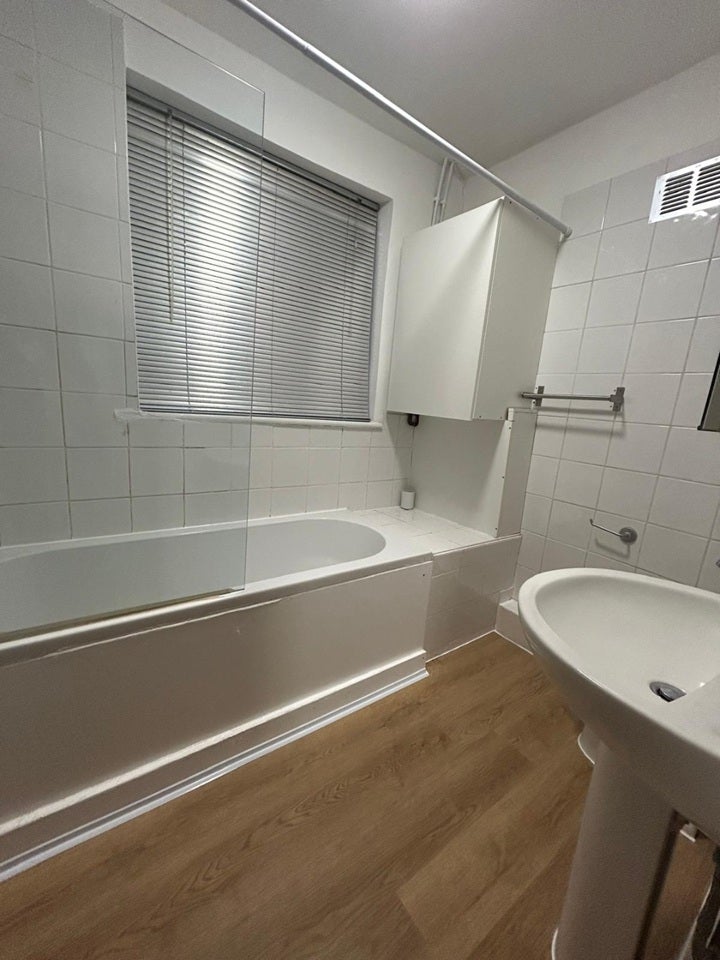 Flat Holders Hill Crescent in Greater London