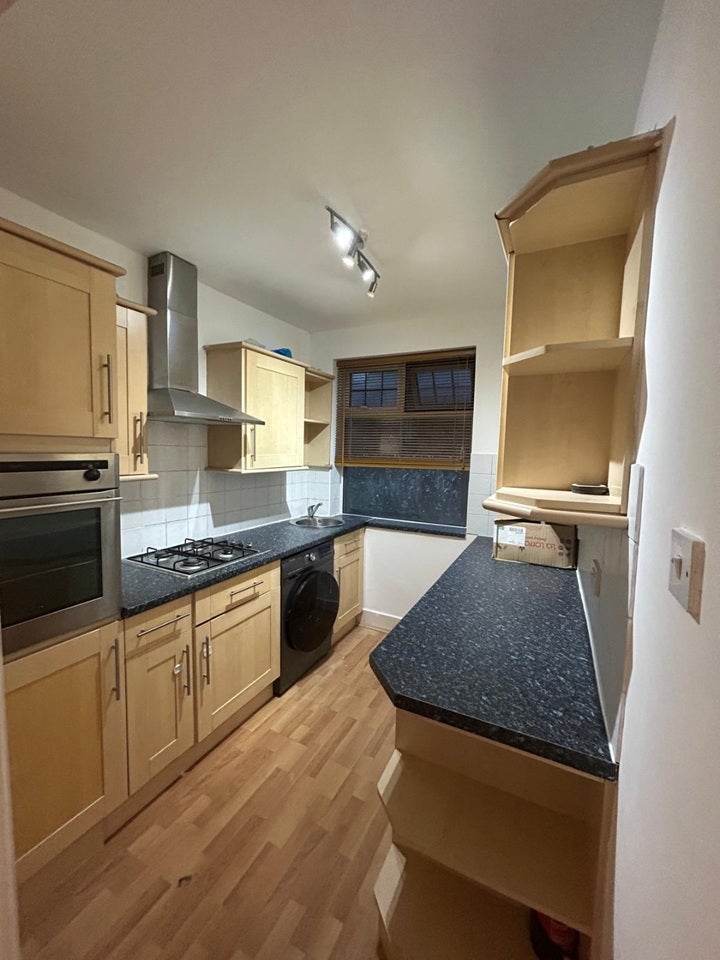 Flat Holders Hill Crescent in Greater London