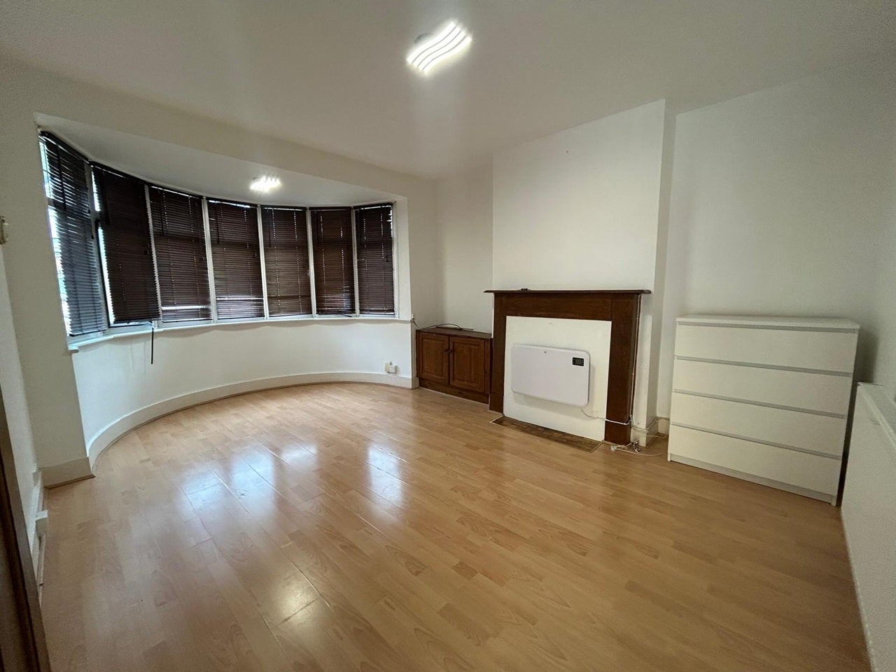 Flat Holders Hill Crescent in Greater London