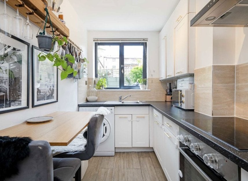 Flat Fairfield Road in Greater London