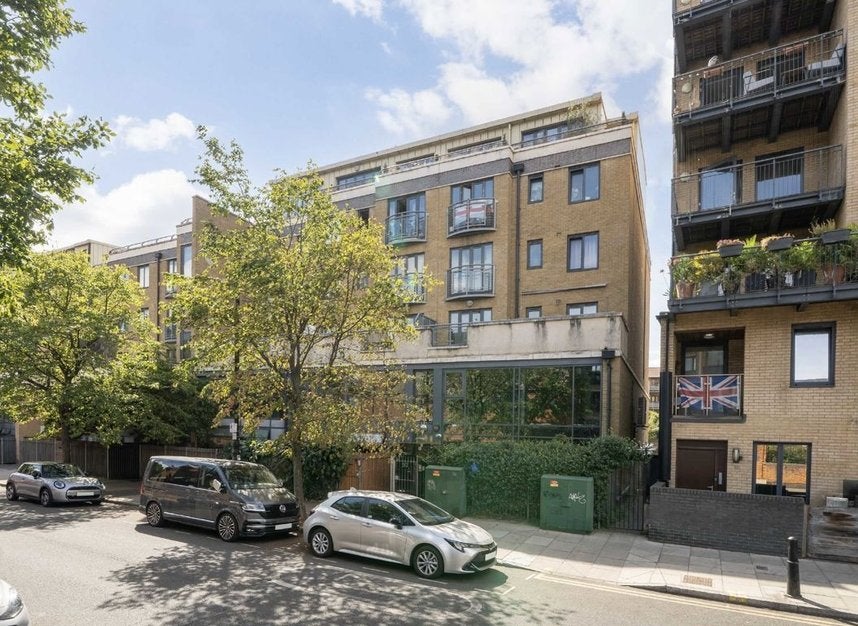 Flat Fairfield Road in Greater London