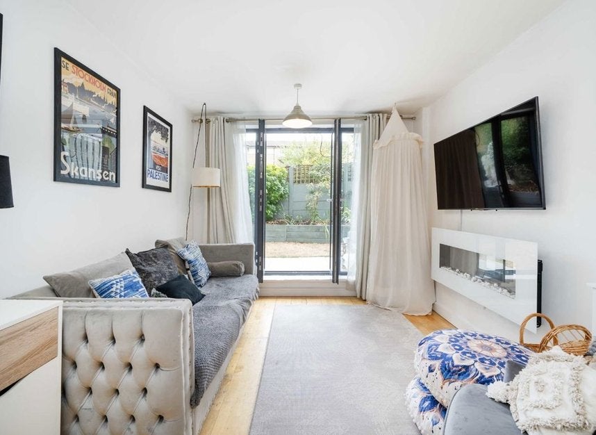 Flat Fairfield Road in Greater London