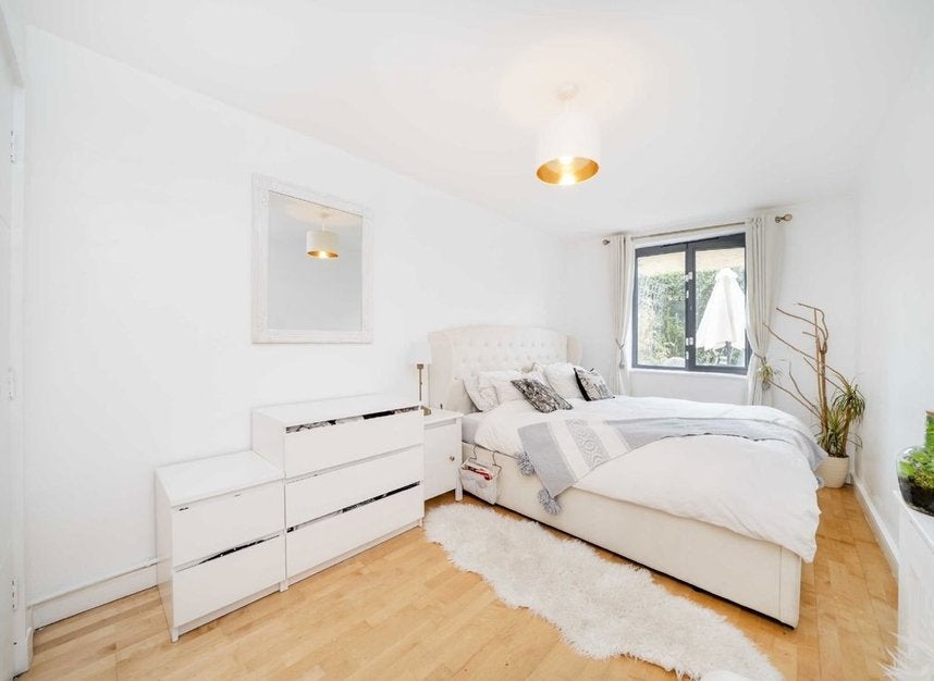 Flat Fairfield Road in Greater London