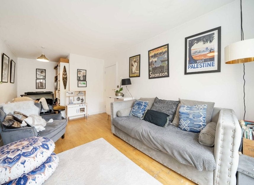 Flat Fairfield Road in Greater London