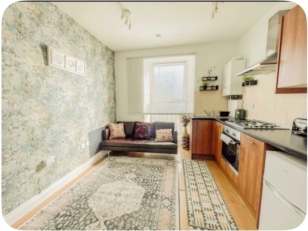 Flat Garratt Lane in Greater London