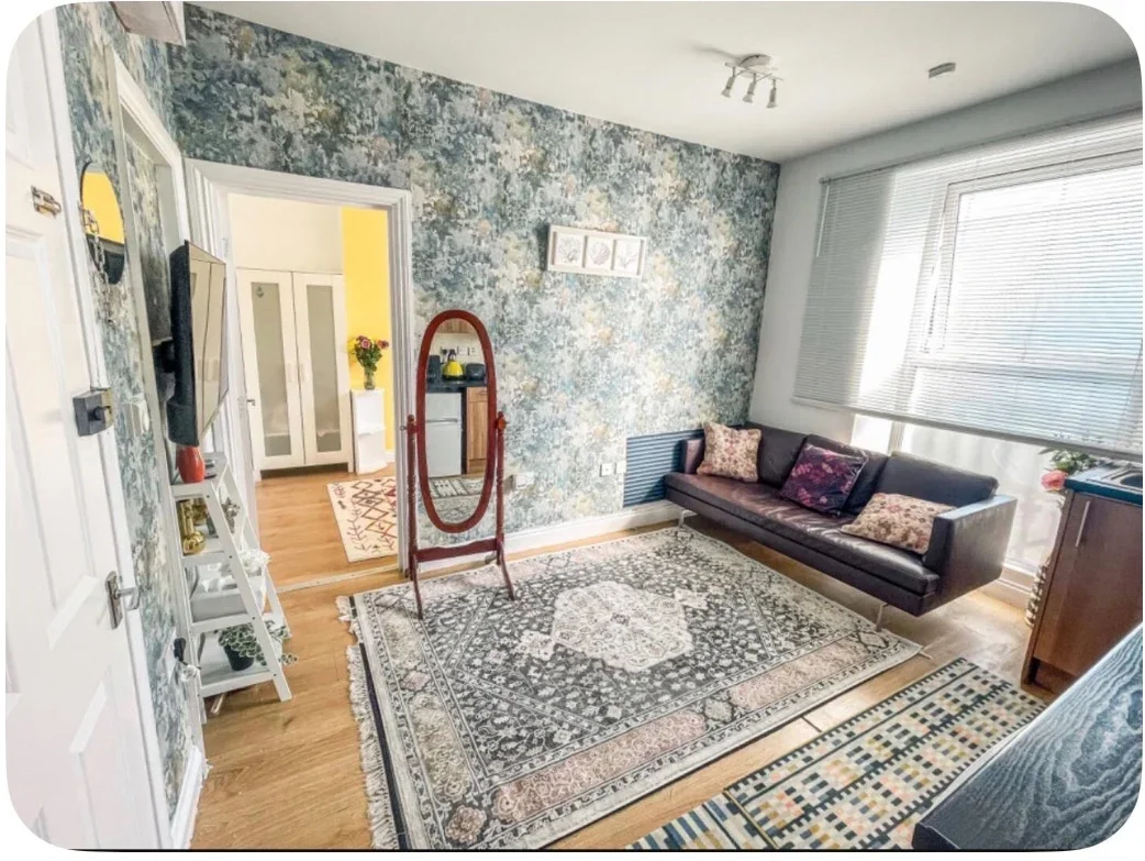 Flat Garratt Lane in Greater London