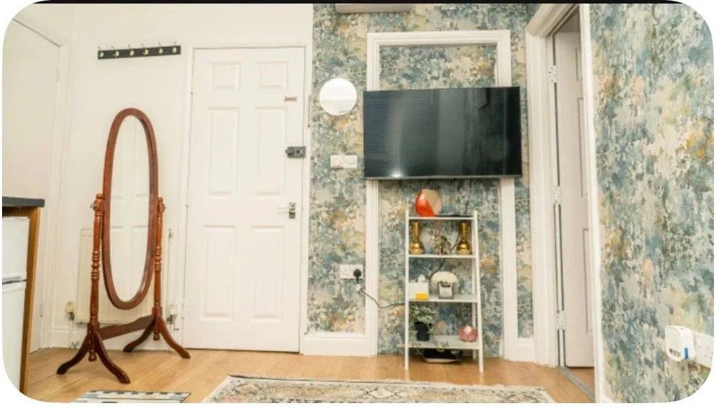Flat Garratt Lane in Greater London