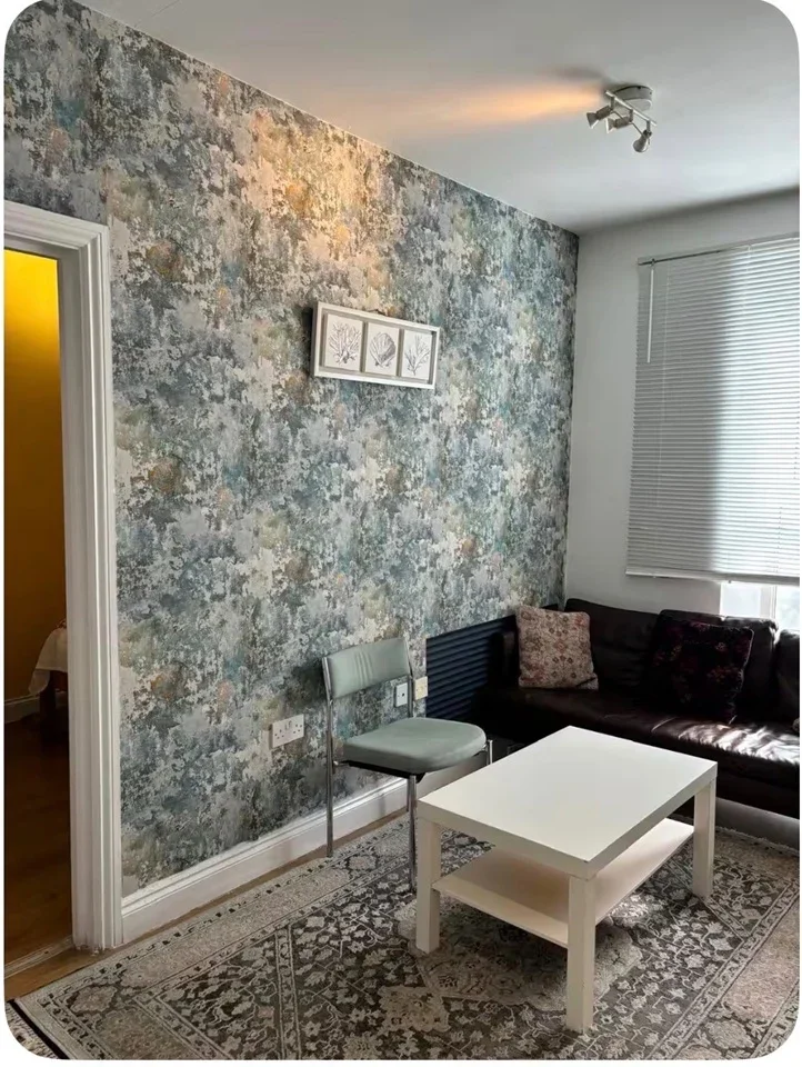 Flat Garratt Lane in Greater London