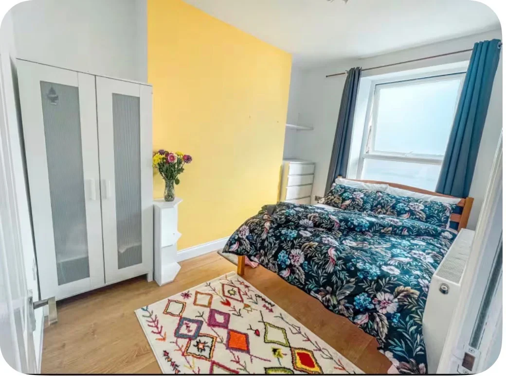 Flat Garratt Lane in Greater London