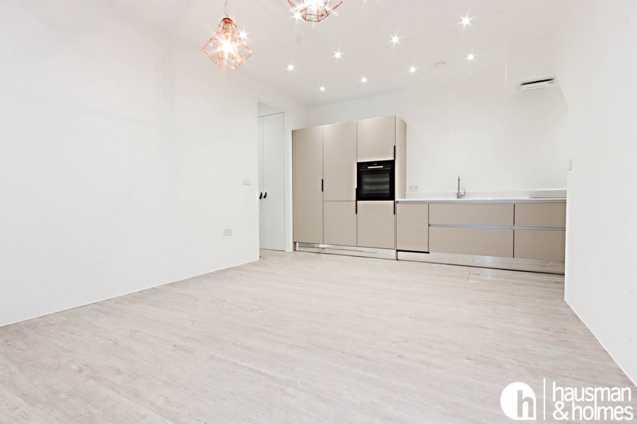 Flat Accommodation Road in Greater London