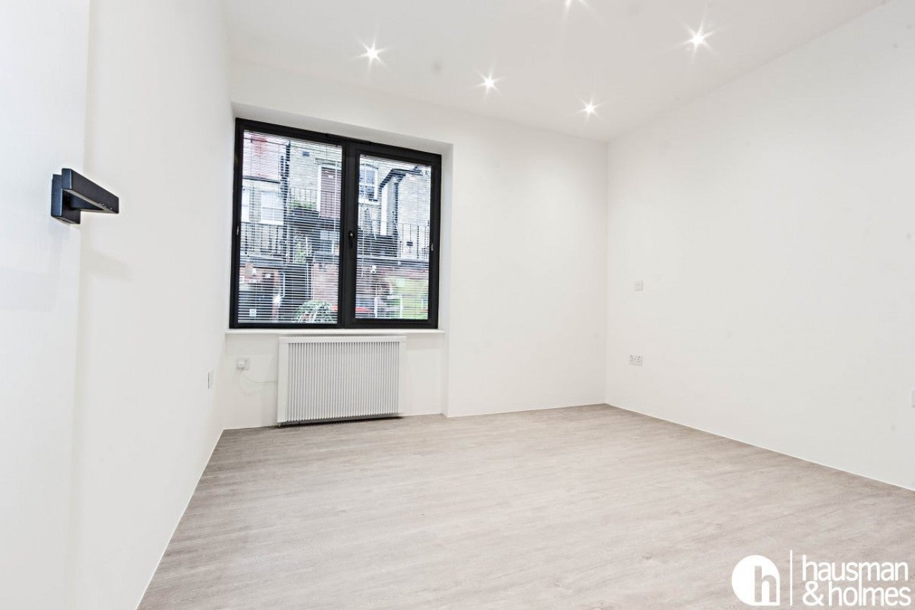 Flat Accommodation Road in Greater London