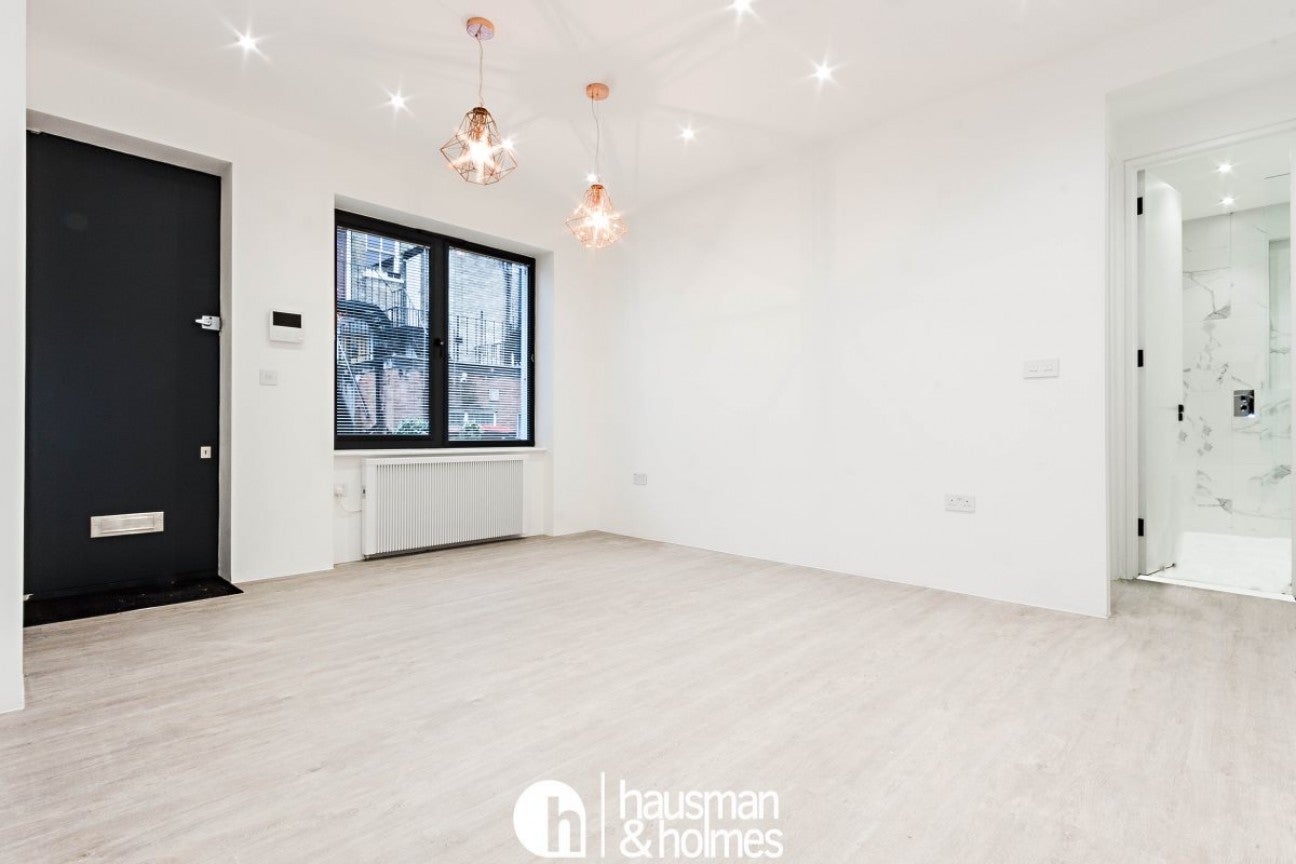Flat Accommodation Road in Greater London