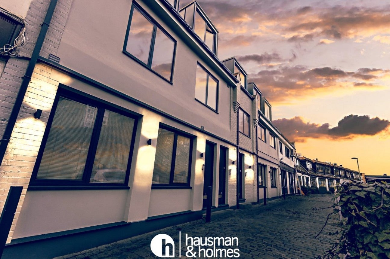 Flat Accommodation Road in Greater London