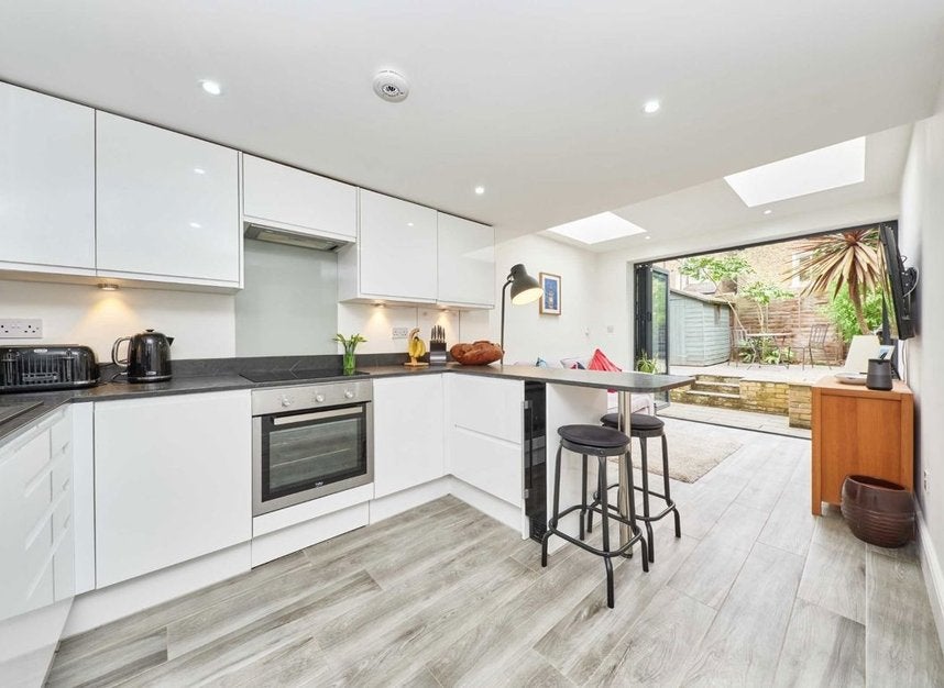 Flat Cautley Avenue in Greater London