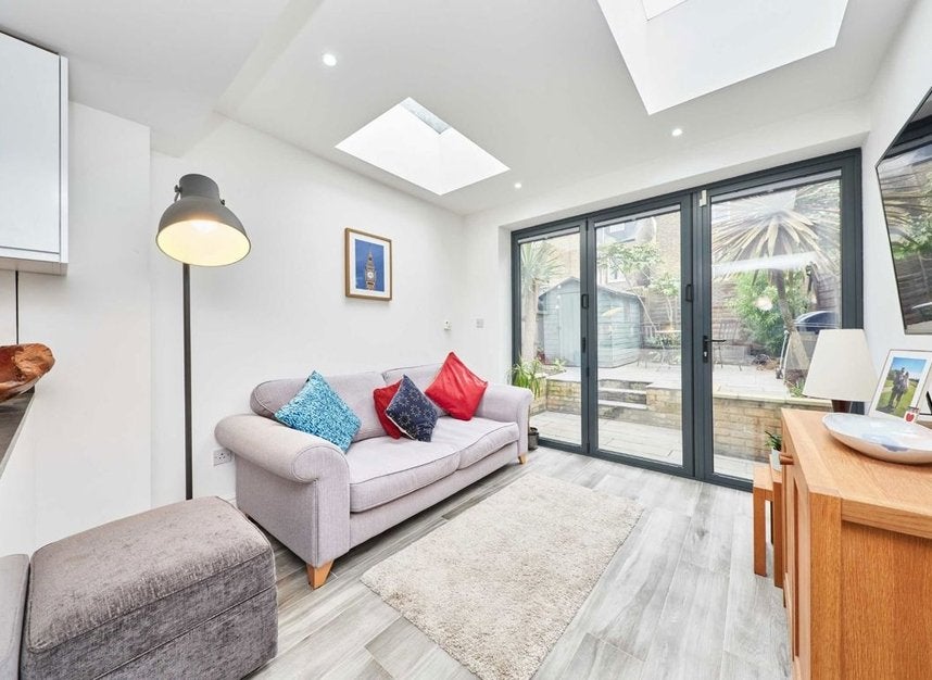 Flat Cautley Avenue in Greater London