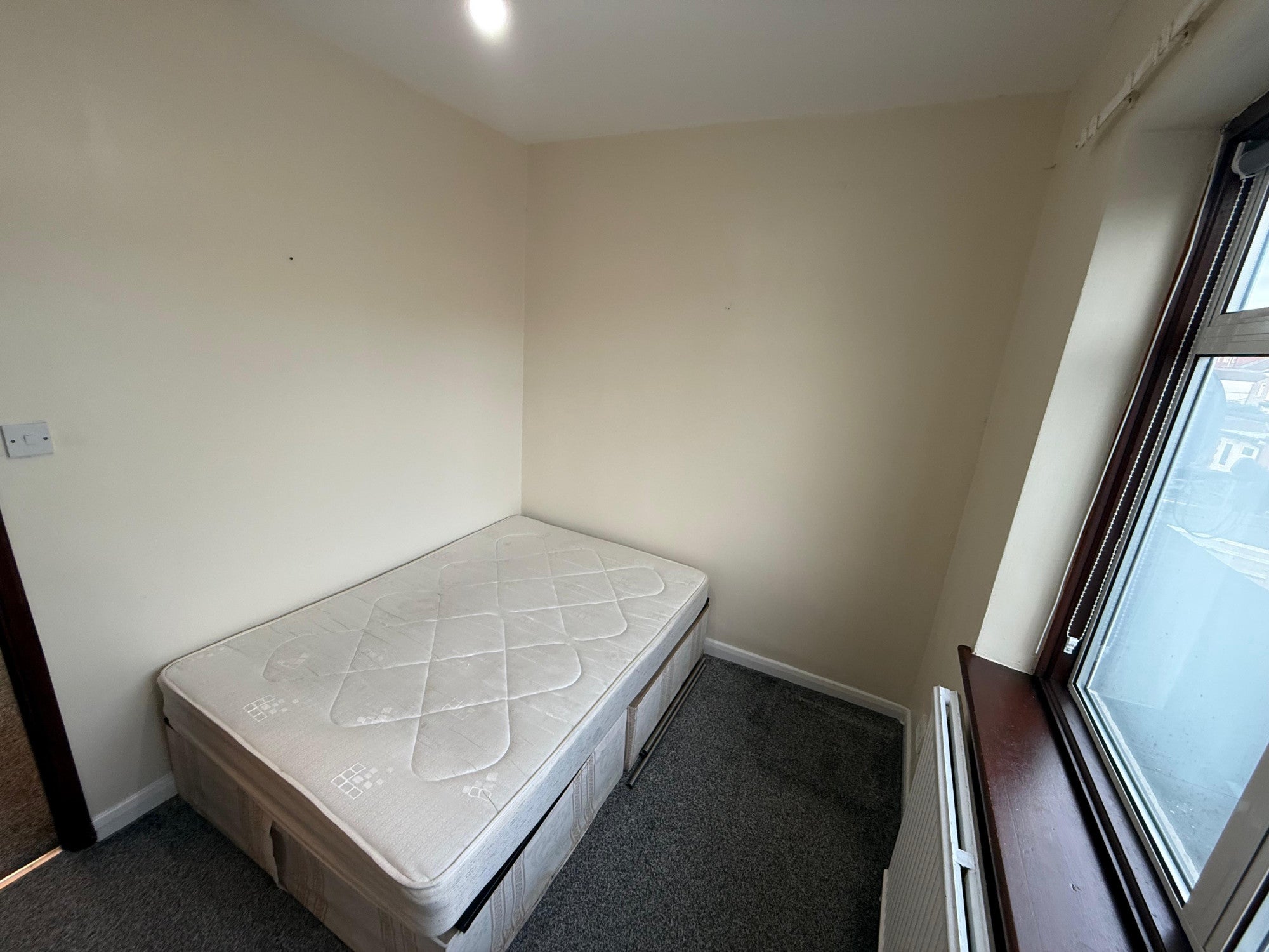 Flat Elgin Road in Greater London