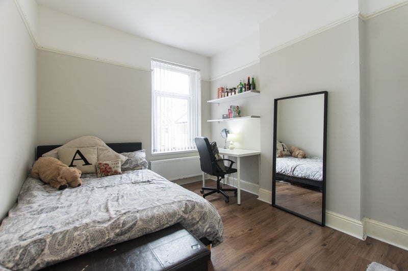 Room Dogfield Street in Cardiff