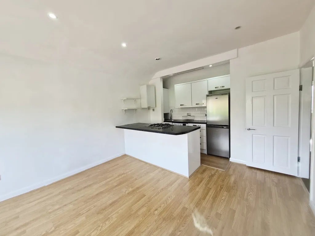 Flat Hamilton Road in Greater London