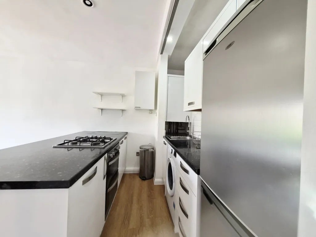 Flat Hamilton Road in Greater London