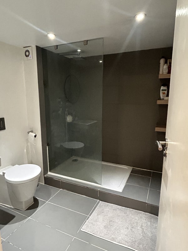 Room Gatton Road in Greater London