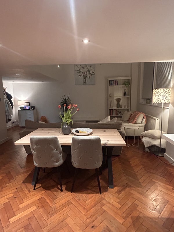 Room Gatton Road in Greater London