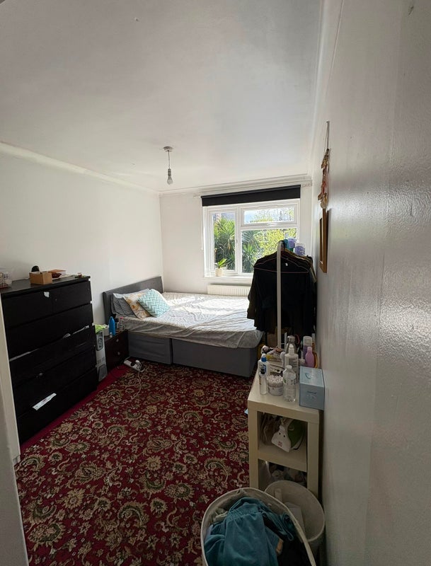 Room Woodall Close in Greater London