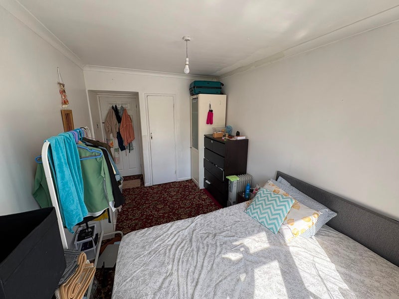 Room Woodall Close in Greater London