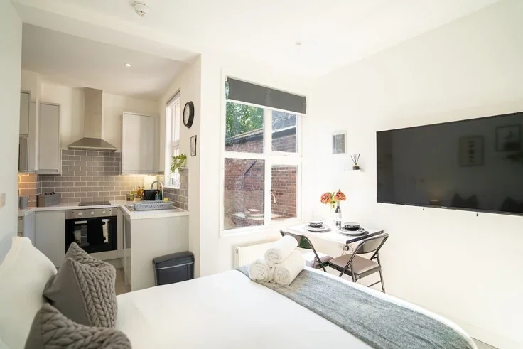 Room Lowlands Road in Greater London
