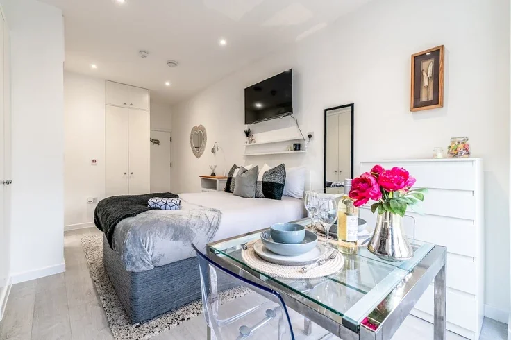 Room Lowlands Road in Greater London