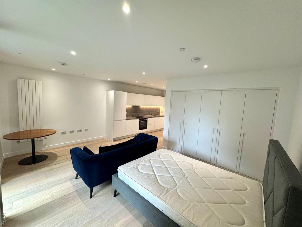 Flat Regalia Close in London