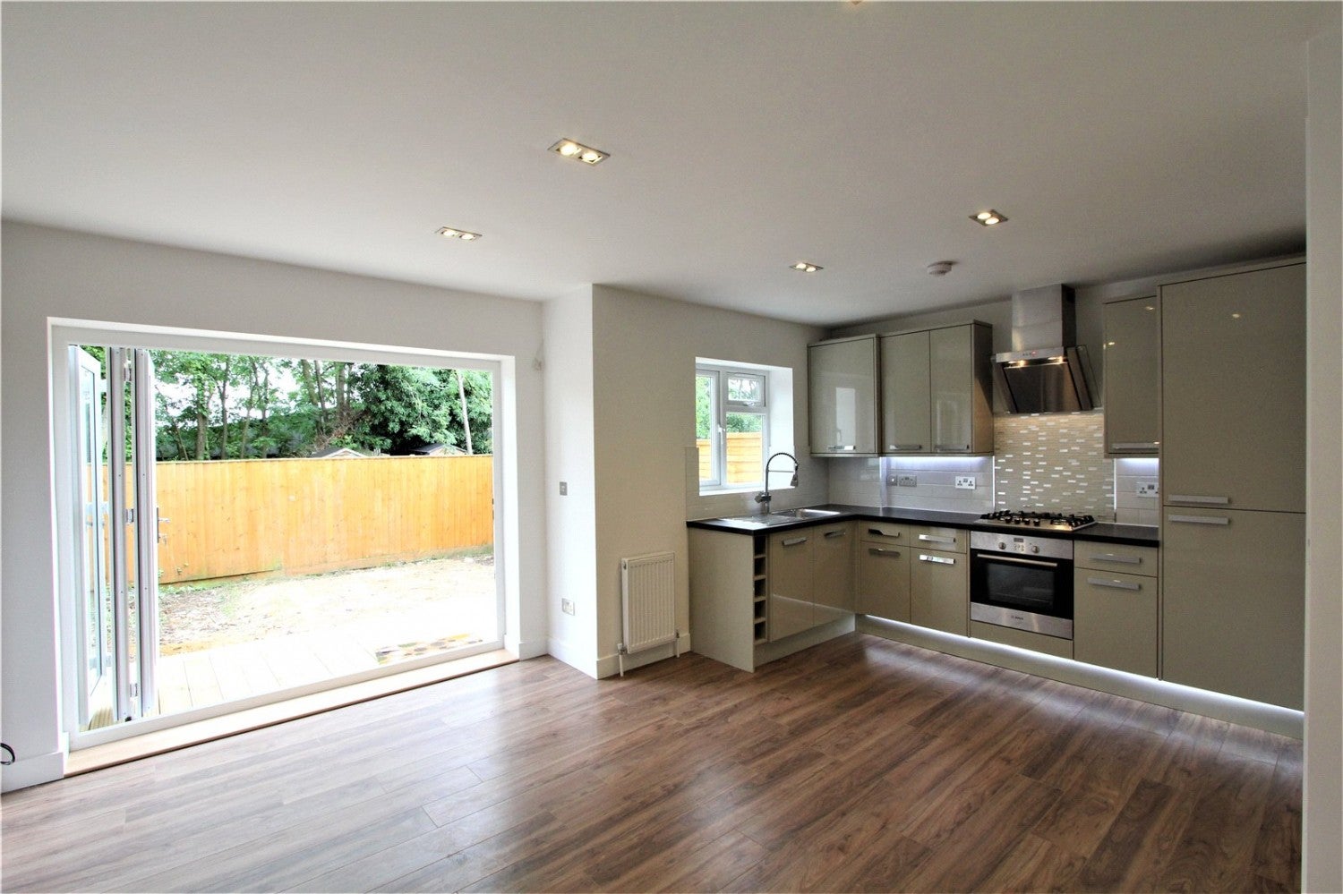 Flat Pinner Road in Greater London