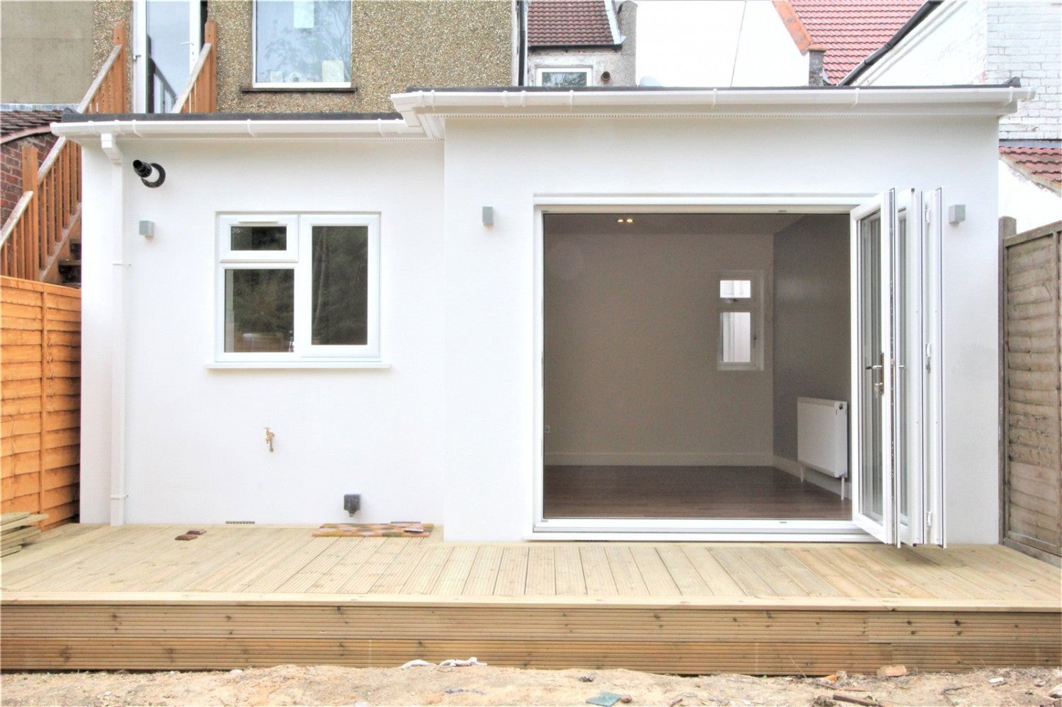 Flat Pinner Road in Greater London