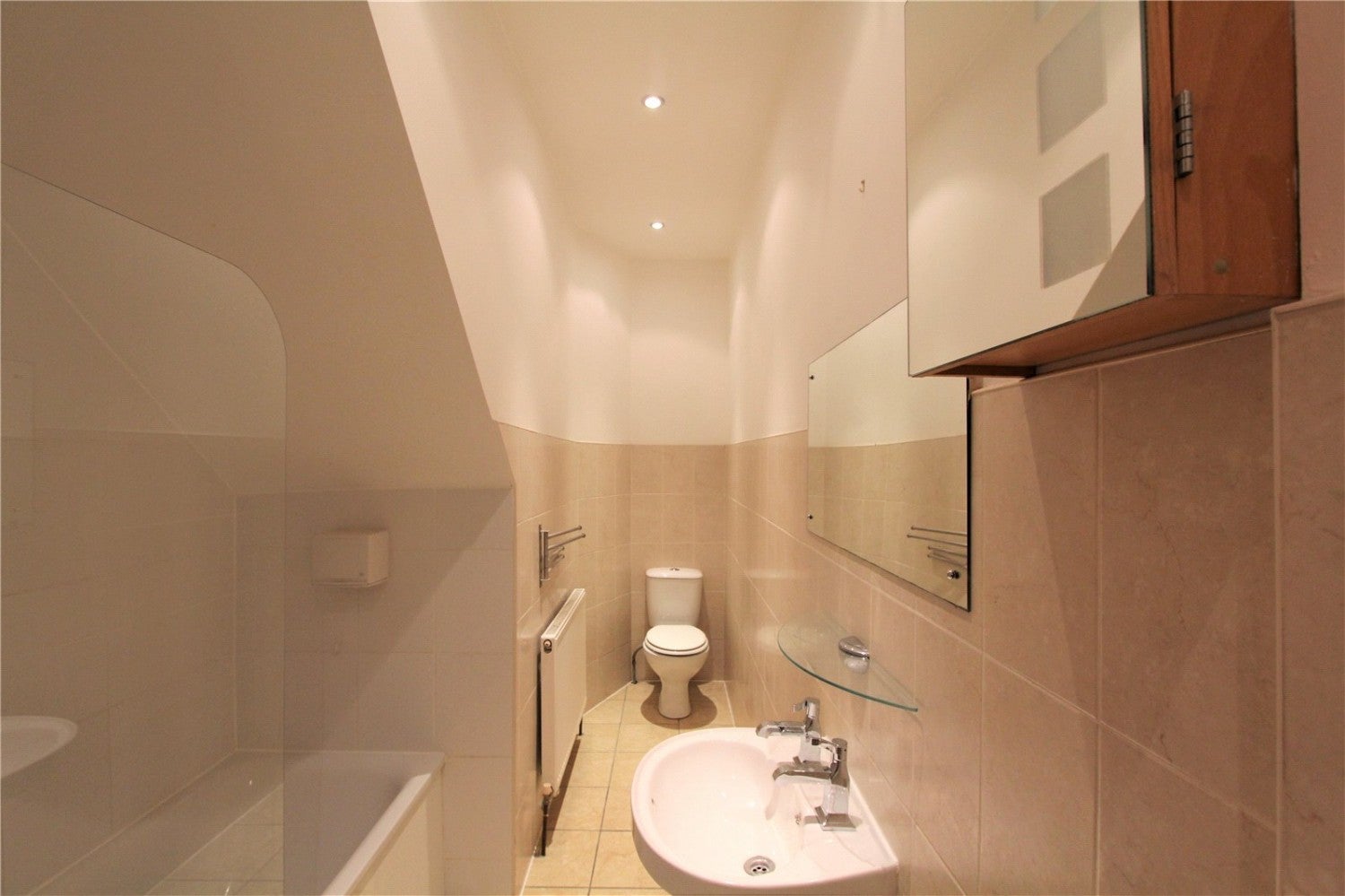 Flat Pinner Road in Greater London