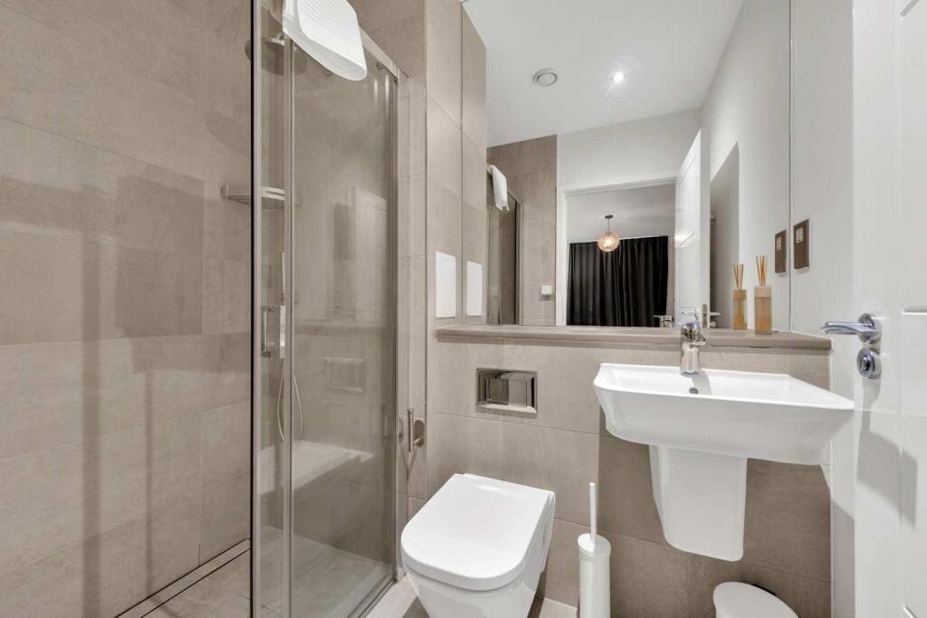 Flat Derny Avenue in Greater London