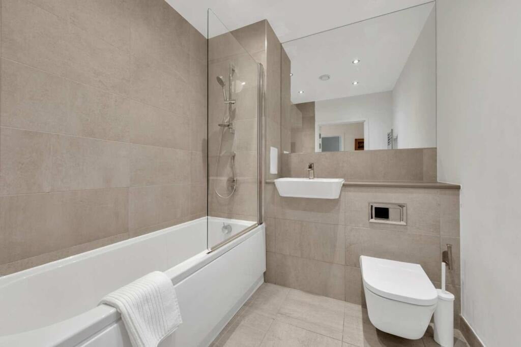 Flat Derny Avenue in Greater London