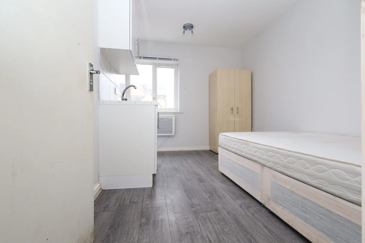Flat Varcoe Gardens in Greater London